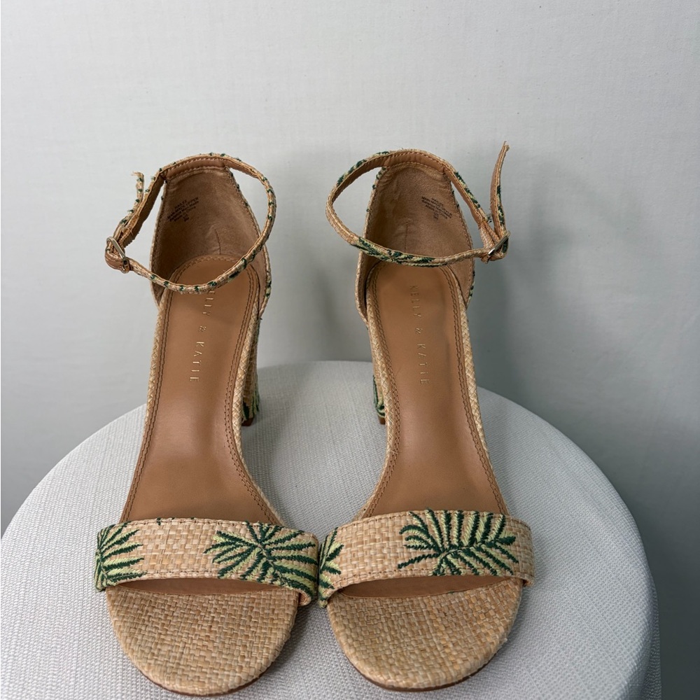 Kelly & Katie Hailee Palm Embroidered Block Heel Sandals women’s Size 9(B116)✨